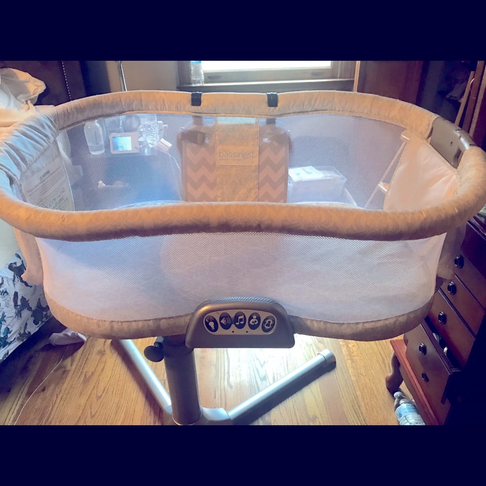 360 Swivel HALO Bassinet pre loved